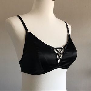 NWT Victoria’s Secret Lace Up Bralette